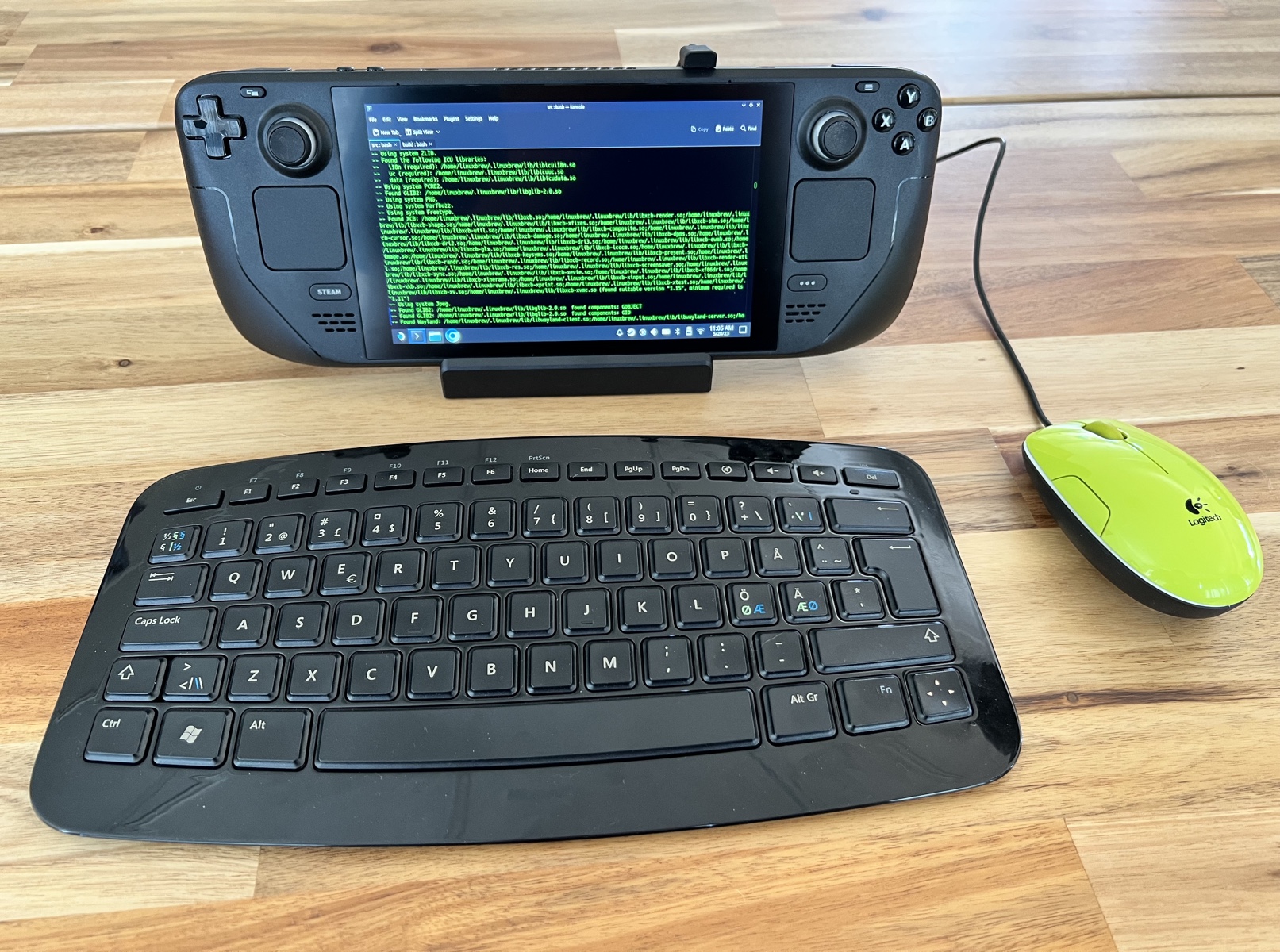 Steam Deck, Konsole in Desktop mode and docked with mouse and keyboard